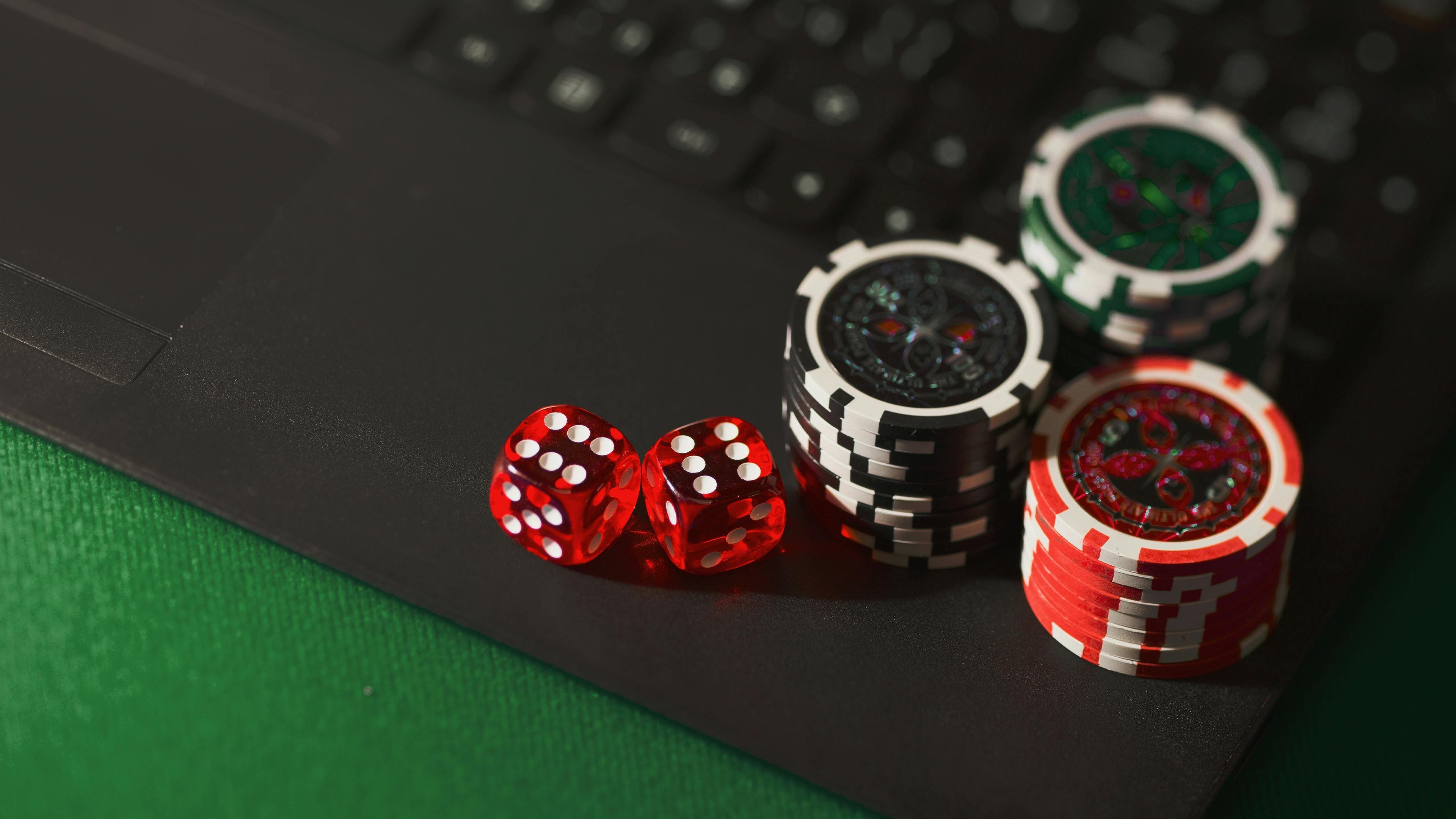Meja Baccarat live dealer di studio produksi bidik8bet dengan dealer profesional